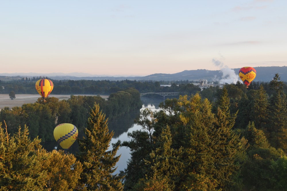 Some of the other travelers with us, floating above the Willamette River