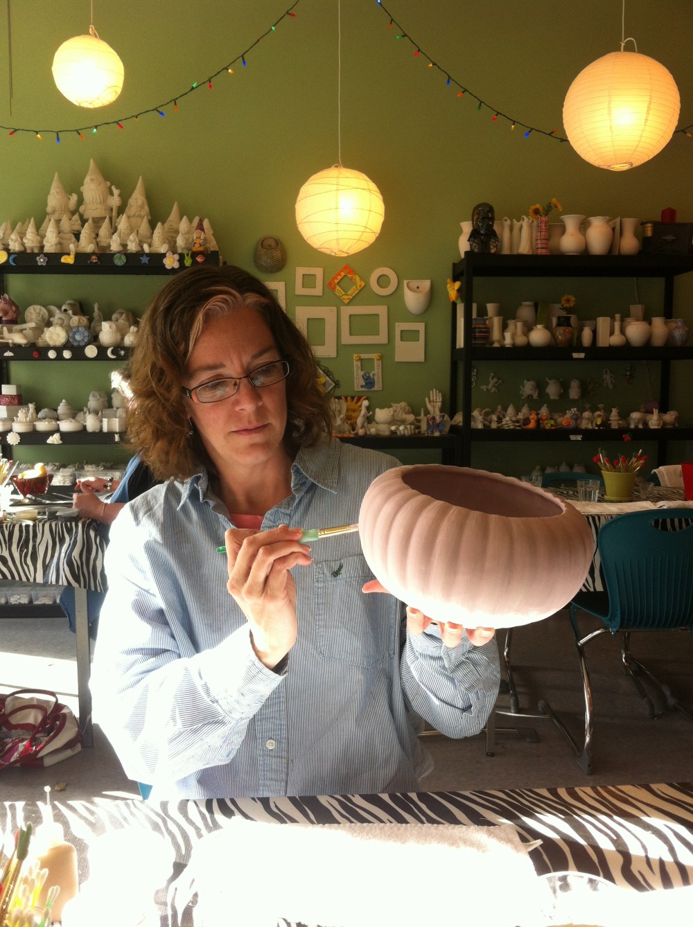 Painting on glaze at a shop in Montavilla