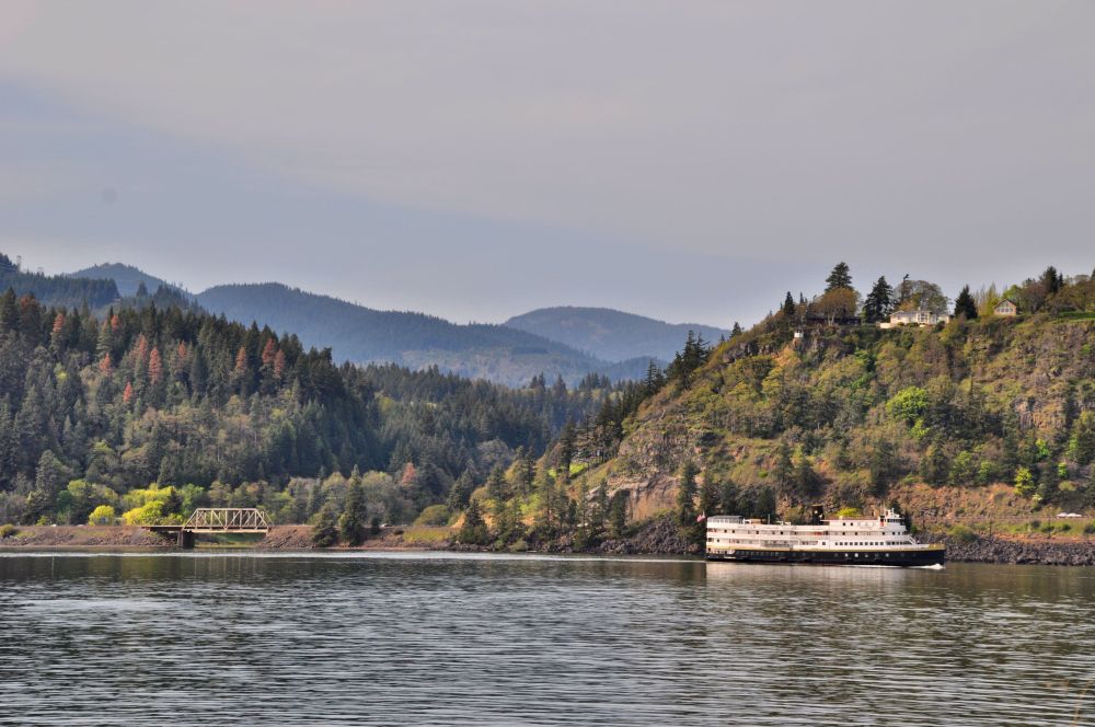 At the end of our tour, we stopped by a deli, picked up an amazing lunch and a couple of microbrews (yet another thing Hood River is famous for), and had a picnic lunch at the beach.