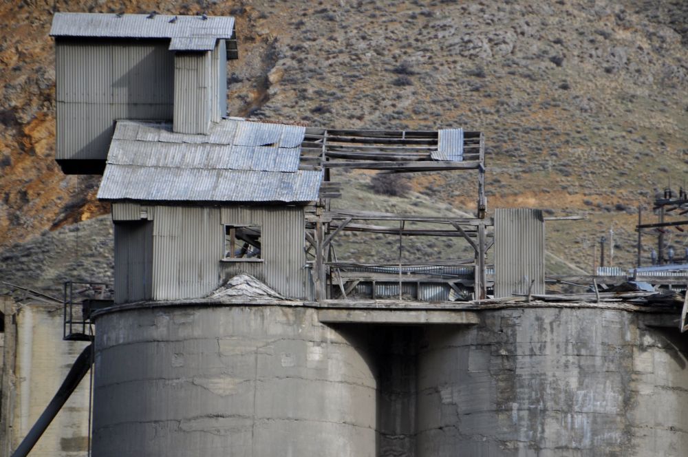 Does the second floor of the hut truly jut away like that?