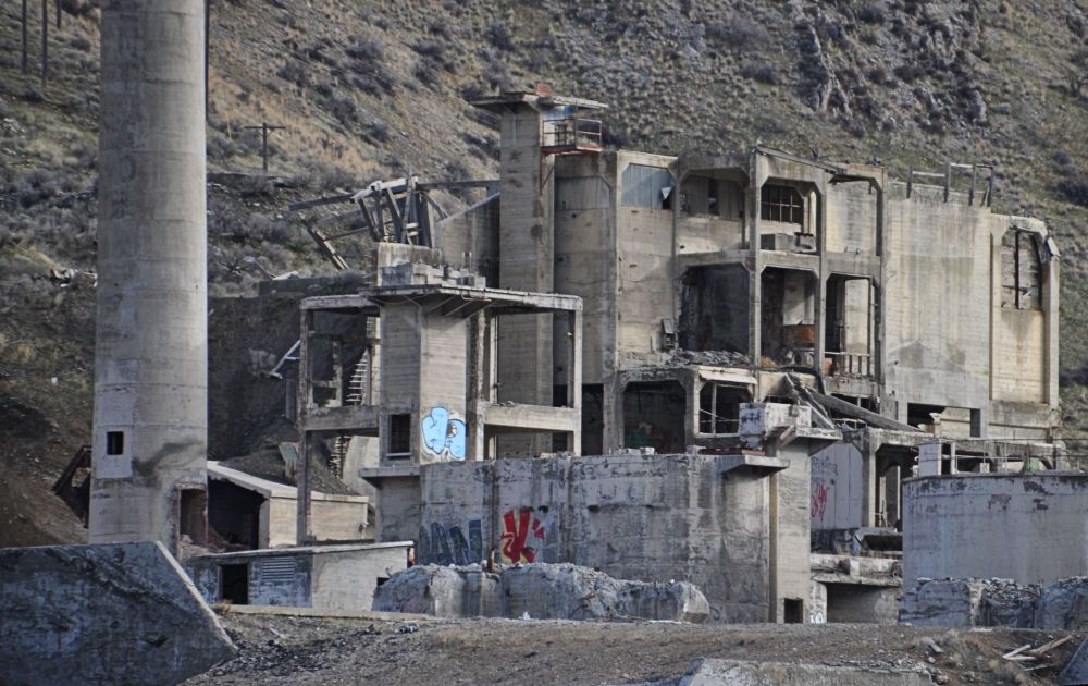 Empty walls always cry out for graffiti.