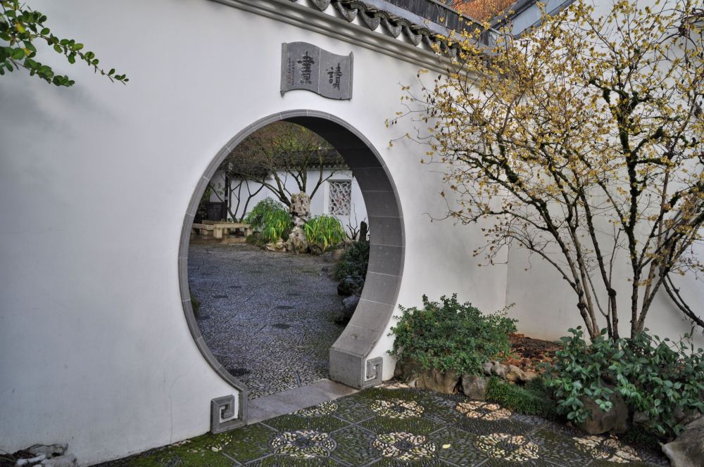 The inscription above the moon door reads "Listen to the Fragrance," encouraging us to use our senses in new ways.