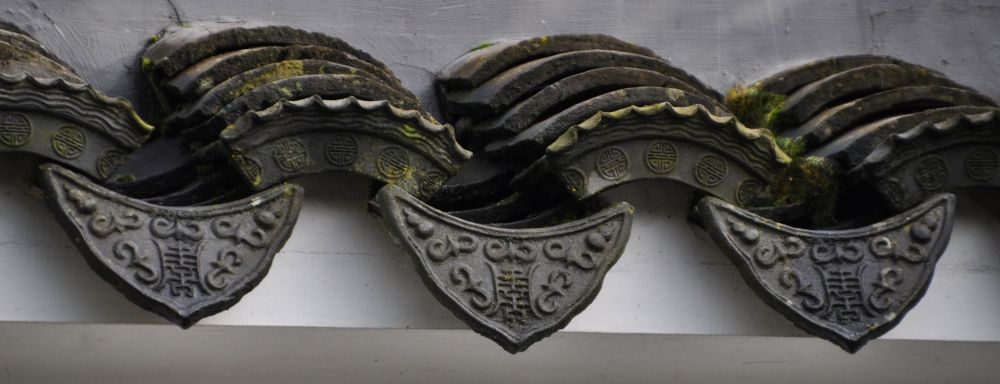 The drip tiles display five bats representing the five blessings of long life, fortune, health, a love of virtue, and a painless passing.