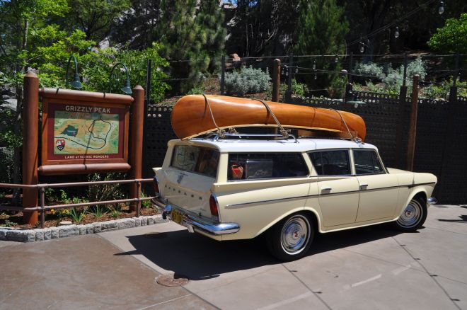 Vacation car! Most people over about 45 years pointed with delight at this display. The kids were all, "Uh, Dad, what's so great about that old car?"