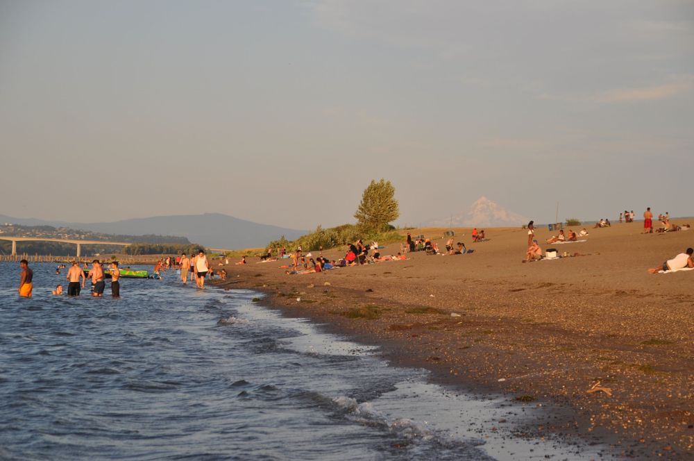Here, dozens of families unwound and cooled off. You can still see the bridge in the background, as well as my favourite volcano: Mt. St. Helens.