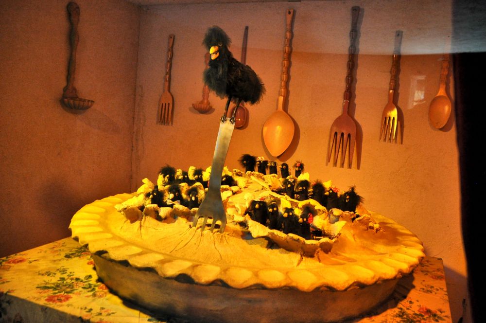 Four and twenty blackbirds, baked in a pie. When the pie was opened, the birds began to sing.